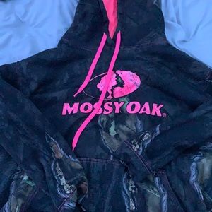 mossy oak sweat shirt.